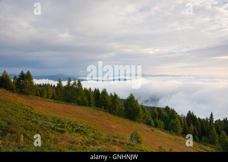 Matin incroyable dans les mat Gerlitzen en Autriche.météo inverse et vue sur les montagnes de Slovénie. Banque D'Images