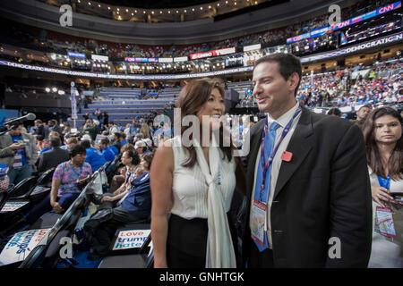 Philadelphie, Pennsylvanie, USA, 25 juillet 2016 JuJu Chang d'ABC et Mark Halperin de Bloomberg à la convention démocrate Banque D'Images