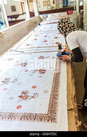 YOGYAKARTA, INDONÉSIE - Le 28 août 2008 : l'usine de batik traditionnel à cire Banque D'Images