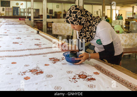 YOGYAKARTA, INDONÉSIE - Le 28 août 2008 : l'usine de batik traditionnel à cire Banque D'Images