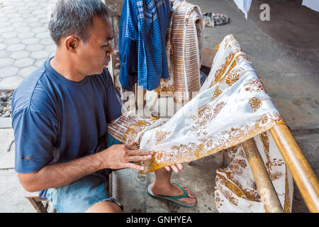 YOGYAKARTA, INDONÉSIE - Le 28 août 2008 : l'usine de batik traditionnel à cire Banque D'Images