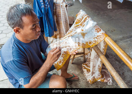 YOGYAKARTA, INDONÉSIE - Le 28 août 2008 : l'usine de batik traditionnel à cire Banque D'Images