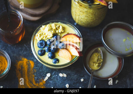 Lait d'avoine d'or en bonne santé pendant la nuit pour le petit-déjeuner avec fruits frais (sans gluten) Banque D'Images