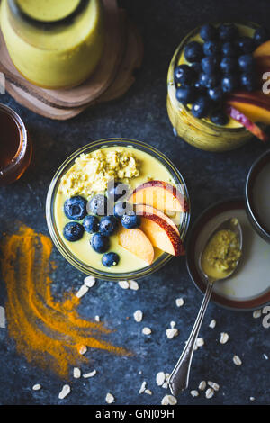 Lait d'avoine d'or en bonne santé pendant la nuit pour le petit-déjeuner avec fruits frais (sans gluten) Banque D'Images