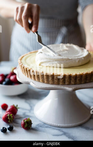 Citron crème de coco magiques Berry Tart (végétalien, sans gluten, sans sucre raffiné) Banque D'Images