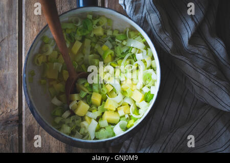 Poireaux et pommes de terre dans une casserole, pour la soupe Banque D'Images