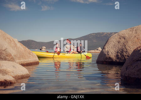 Mère kayak avec deux enfants, Lake Tahoe, Californie, États-Unis Banque D'Images