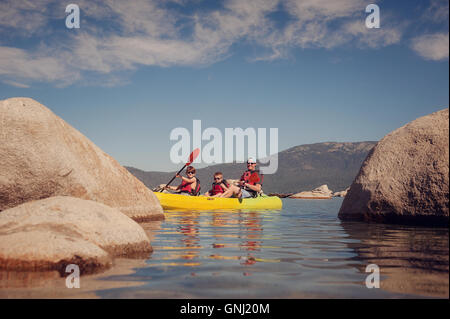 Père kayak avec deux enfants, Lake Tahoe, californie, États-Unis Banque D'Images