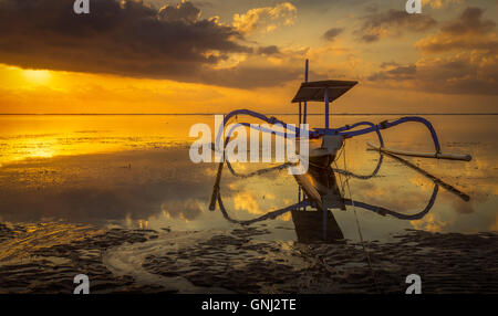 Jonque traditionnelle sur la plage de Sanur, au lever du soleil, Bali, Indonésie Banque D'Images