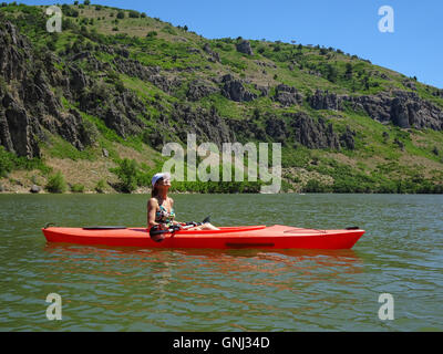 Femme kayak, Causey Reservoir, Utah, États-Unis Banque D'Images