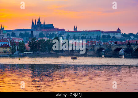 Coucher de soleil sur le Pont Charles et le château de Prague à partir de Smetanovo nabrezi le long de la rivière Vltava. Europe République Tchèque Prague Banque D'Images