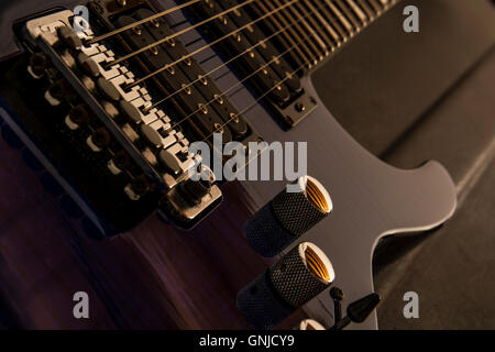 Guitare électrique close-up sur fond noir Banque D'Images