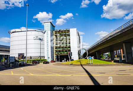 Une vue sur le centre commercial Oracle Crenter's 'Riverside' parking. Banque D'Images