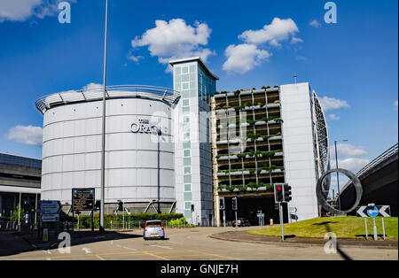 Une vue sur le centre commercial Oracle Crenter's 'Riverside' parking. Banque D'Images