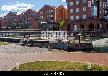 Un bateau dans une écluse sur le canal Kennet et Avon à Reading, Berkshire, Royaume-Uni. Banque D'Images