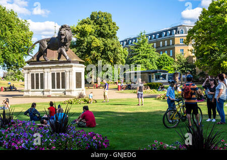 Vue à l'ensemble des jardins Forbury à Reading, au Royaume-Uni, où se trouve le Lion Maiwand à son centre. Banque D'Images