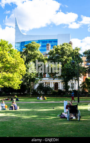 Vue à l'ensemble des jardins Forbury en lecture vers la lame, un nouveau gratte-ciel modernes. Banque D'Images