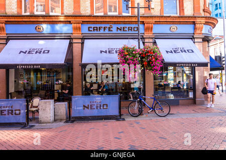 Caffe Nero sur sur l'angle de la rue des Frères et la reine Victoria Street à Reading, Berkshire. Banque D'Images