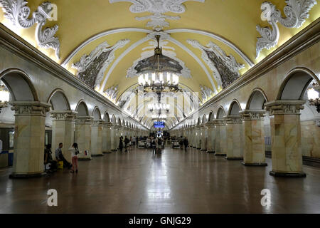 Hall central de la station de métro Komsomolskaya Koltsevaya sur la ligne dans le district Zamoskvoretche, Moscou. La Russie Banque D'Images