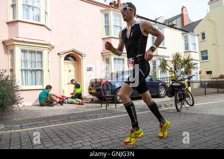 Medecins assister à un concurrent d'Ironman à Tenby Banque D'Images