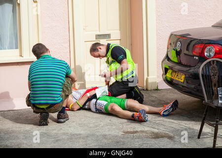 Medecins assister à un concurrent d'Ironman à Tenby Banque D'Images