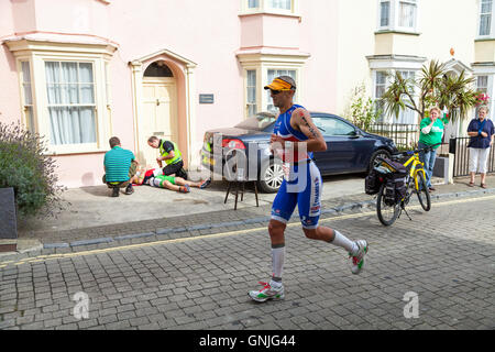 Medecins assister à un concurrent d'Ironman à Tenby Banque D'Images