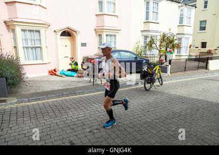 Medecins assister à un concurrent d'Ironman à Tenby Banque D'Images