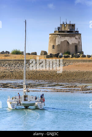 Un yacht catamaran passe une tour Martello laissant l'été de Sovereign Harbour Eastbourne Banque D'Images