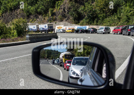 Monténégro - Une ligne sans fin des véhicules formé en raison d'un accident de la circulation sur la route Kolasin - Podgorica Banque D'Images