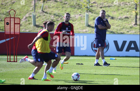 Gestionnaire de l'Angleterre Sam Allardyce pendant une session de formation à St George's Park, Burton. Banque D'Images