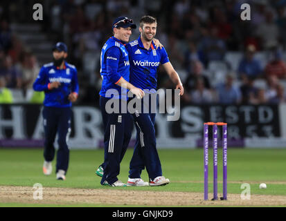 Marque de l'Angleterre célèbre Bois du Pakistan s'Wahab Riaz avec coéquipier Eoin Morgan (à gauche) au cours de la troisième internationale un jour à Trent Bridge, Nottingham. Banque D'Images