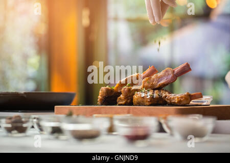 Herb tombe sur viande cuite. Banque D'Images