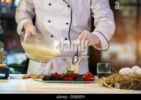 Met en crème cuillère en verre. Banque D'Images