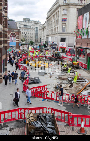 Disttruction pour des améliorations à la zone piétonne pavée en construction dans le centre commercial de Liverpool City, Merseyside, Royaume-Uni. Banque D'Images