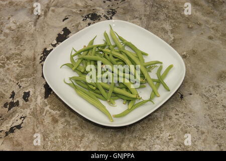 Accueil produits alimentaires. Les haricots verts sur la plaque de métal sur la table de jardin. La récolte, la production d'attribution. Beverley, Angleterre Banque D'Images