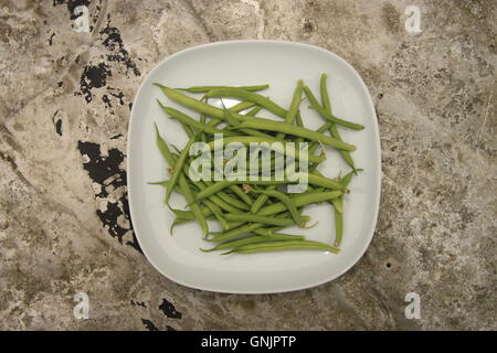 Accueil produits alimentaires. Les haricots verts sur la plaque de métal sur la table de jardin. La récolte, la production d'attribution. Banque D'Images