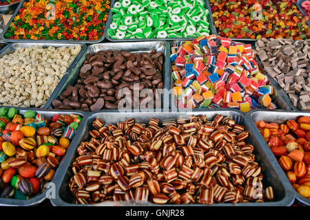 Divers bonbons dans le marché d'offrir aux clients. Banque D'Images