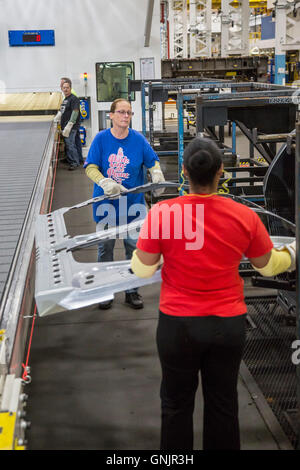 Sterling Heights, Michigan - Les travailleurs de l'automobile de la pile de panneaux de porte à Fiat Chrysler Automobiles' Sterling l'usine. Banque D'Images