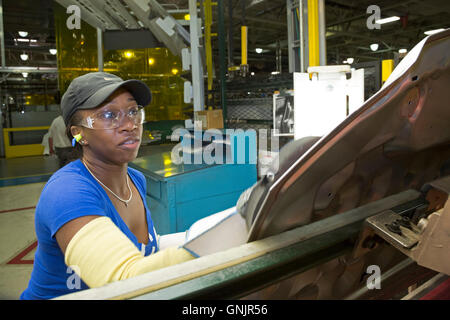 Sterling Heights, Michigan - un travailleur nettoie une automobile hood après qu'il a été estampillé et soudés. Banque D'Images