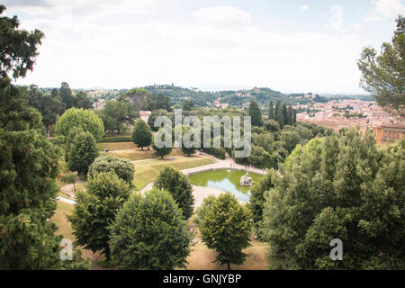 Vue sur le célèbre jardin de Boboli avec un grand étang au milieu de Florence, Italie Banque D'Images