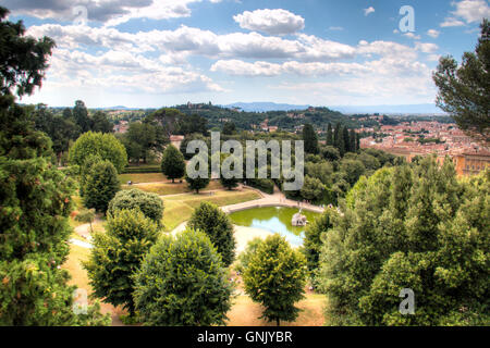 Vue sur le célèbre jardin de Boboli avec un grand étang au milieu de Florence, Italie Banque D'Images