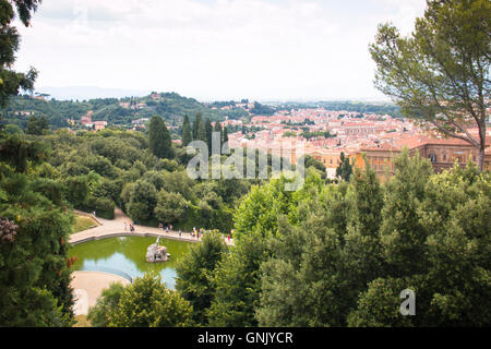 Vue sur le célèbre jardin de Boboli avec un grand étang au milieu de Florence, Italie Banque D'Images