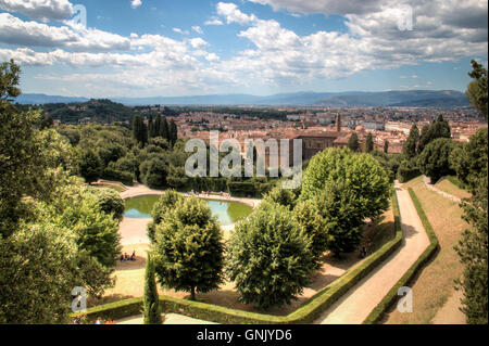 Vue sur le célèbre jardin de Boboli avec un grand étang au milieu de Florence, Italie Banque D'Images