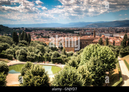 Vue sur le célèbre jardin de Boboli avec un grand étang au milieu de Florence, Italie Banque D'Images