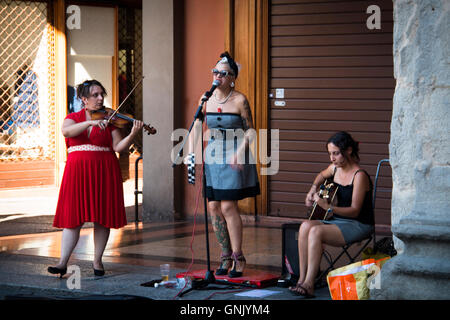 Bologne, Italie - Juillet 2016 : des musiciens de rue avec une chanteuse, violon et guitare sur un carré à Bologne en Italie jouant pour l'argent Banque D'Images