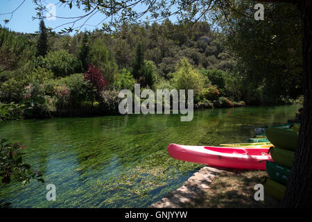 Kayaks sur la Sorgue avec de l'eau claire comme du cristal pour les activités de loisirs. Sports, vacances sport, canoes Banque D'Images