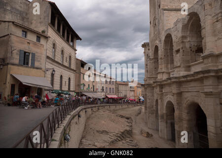 Vue sur la célèbre ville d'Arles en Provence, Sud de la France. Une magnifique ville avec ses attractions touristiques et monuments historiques Banque D'Images