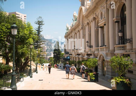 MONTE CARLO, MONACO - Juillet 2016 : Les gens qui marchent dans la rue près de la place principale de Monte Carlo à Monaco Banque D'Images