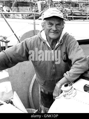 AJAXNETPHOTO. Juin 7th, 1980. PLYMOUTH, en Angleterre. - SOLO - VÉTÉRAN FRANÇAIS JEAN LACOMBE DE LA FRANCE QUI ONT NAVIGUÉ DANS LES ANNÉES 1960 ET 1964 DE L'initiative transatlantique unique RACE EST REVENU POUR DE PLUS EN 1980. PHOTO:AJAX/TONYCARNEY REF:LACOMBE  01 BW1980 Banque D'Images