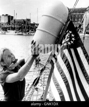 AJAXNETPHOTO. 5e juin 1980. PLYMOUTH.L'Angleterre. - SOLO - GRAND-MÈRE AMÉRICAINE AMERICAN seulement cette année, la navigatrice EN COURSE EN SOLITAIRE À TRAVERS L'ATLANTIQUE EST GRAND-MÈRE JUDITH LAWSON DE BALTIMORE, VU ICI FIXANT RÉFLECTEUR RADAR POUR LE GRÉEMENT DE SON PETIT YACHT DE PERFECTSLEEPER MILBAY SERTA à quais. PHOTO:JONATHAN EASTLAND/AJAX. REF:LAWSON  1980 P.C. Banque D'Images